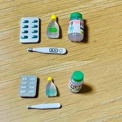 救急箱　カプセルトイ　ガチャガチャ　おもちゃ　ミニサイズの画像