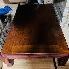綺麗な冷蔵庫とテーブルとサイドテーブルとベッドと棚 の画像