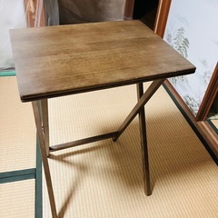 綺麗な冷蔵庫とテーブルとサイドテーブルとベッドと棚 の画像