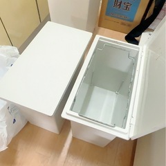 ゴミ箱２つの画像
