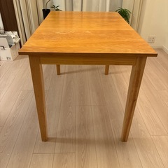 バタフライテーブルとダイニングチェアの画像