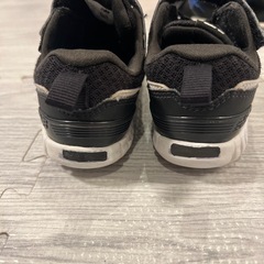 ニューバランス黒スニーカー16cmの画像
