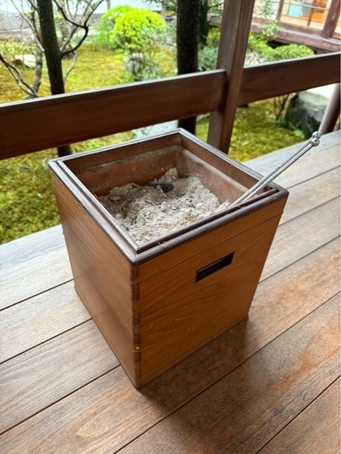 値下げしました。古風な火鉢台　引き出し付き 値下げ中】昭和レトロ 火鉢（角火鉢・木製）灰・火箸付き (Mu