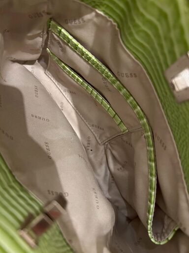 美品　GUESS クロコ調バッグ 黄緑