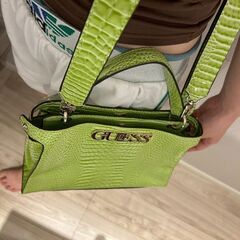 美品　GUESS クロコ調バッグ 黄緑の画像