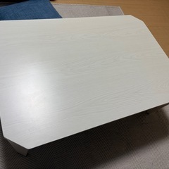 白い机の画像