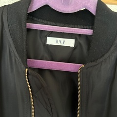 a.v.v 黒ジャンパーの画像