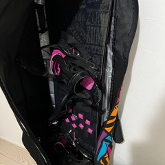 スノボー板と靴の画像