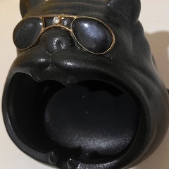 黒い犬の形の灰皿の画像