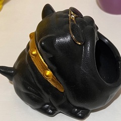 黒い犬の形の灰皿の画像