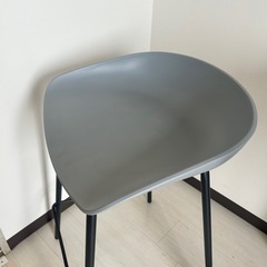 グレーのカウンターチェア2脚セットの画像