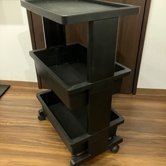 黒いワゴン棚の画像
