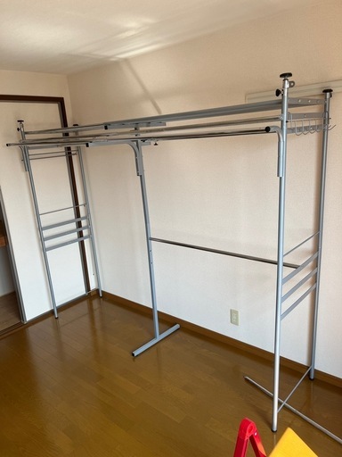 ウォークイン突っ張りハンガー 幅111cm～200cm・ロータイプ（高さ185cm～245cm）