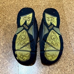 KEEN 防水 トレッキングシューズ アウトドア 登山 靴 グレー イエロー ハイキング ランニング ドライ キーン の画像