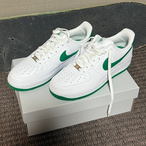 【新品
試し履きのみ】NIKE AIR FORCE 1 '07