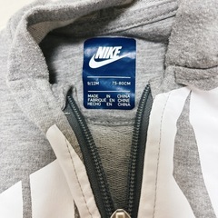 NIKE フード付きグレーロンパースの画像
