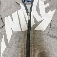 NIKE フード付きグレーロンパースの画像