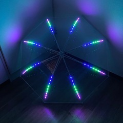光るビニール傘の画像