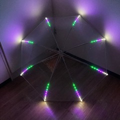 光るビニール傘の画像