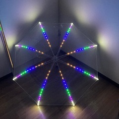 光るビニール傘の画像