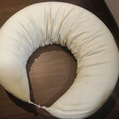 【100円】授乳クッション・抱き枕（カバー付き）※使用感・シミあり**の画像