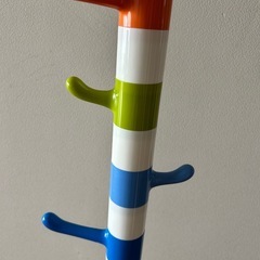 美品！お子様用にどうぞ。カラフルハンガーラックの画像