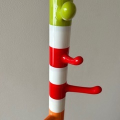 美品！お子様用にどうぞ。カラフルハンガーラックの画像