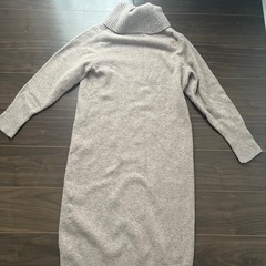 UNIQLO スフレヤーン M タートルネック ニットワンピース マタニティの画像