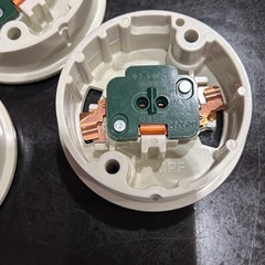 新品　未使用　です。 パナソニック製の引掛けシーリング4個セット、ホワイトのシンプルなデザイン。  - 数量: 4個 - 色: ホワイト - タイプ: 引掛けシーリング - ブランド: パナソニック　Panasonic  ご覧いただきありがとうございます。  インテリア ライト シーリングライト 電球 電気 蛍光灯 LEDの画像