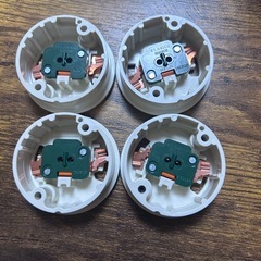 新品　未使用　です。 パナソニック製の引掛けシーリング4個セット、ホワイトのシンプルなデザイン。  - 数量: 4個 - 色: ホワイト - タイプ: 引掛けシーリング - ブランド: パナソニック　Panasonic  ご覧いただきありがとうございます。  インテリア ライト シーリングライト 電球 電気 蛍光灯 LEDの画像