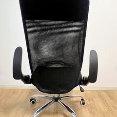 デスクチェア   と　電動自動扉開ダストボックスの画像