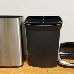 デスクチェア   と　電動自動扉開ダストボックスの画像