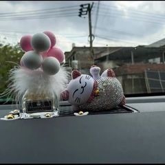 ✨ 高級車用アクセサリー – 招き猫と香水ボトルセット ✨の画像