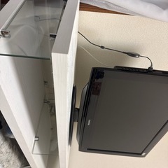 テレビとテレビボードの画像