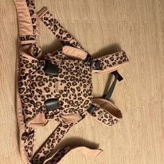BABYBJÖRNのヒョウ柄抱っこ紐の画像