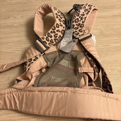 BABYBJÖRNのヒョウ柄抱っこ紐の画像