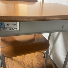 コクヨ 学習机と椅子の画像