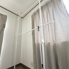 天井つっぱりハンガーラック　洋服収納の画像