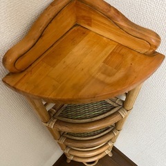 古い藤のコーナー家具の画像