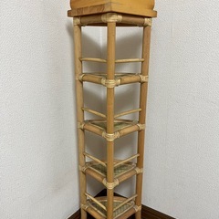 古い藤のコーナー家具の画像