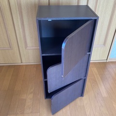 扉付き三段ボックスの画像