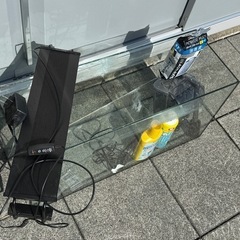熱帯魚飼育ガラス容器の画像
