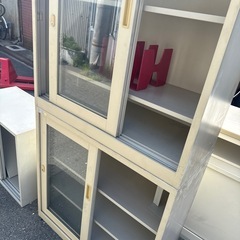 【中古】 　Ａ４ファイル対応書庫ガラス扉　引き違い書庫　上下組　それぞれ鍵無しの画像