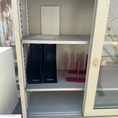 【中古】 　Ａ４ファイル対応書庫ガラス扉　引き違い書庫　上下組　それぞれ鍵無しの画像