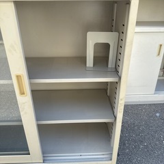 【中古】 　Ａ４ファイル対応書庫ガラス扉　引き違い書庫　上下組　それぞれ鍵無しの画像