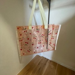 水着ラッシュガードとプールバックの画像