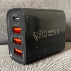 USBポート4口、Type-c対応USB充電器　ACアダプター ブラックの画像