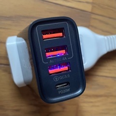 USBポート4口、Type-c対応USB充電器　ACアダプター ブラックの画像