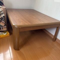 便器とタンクとこたつとテレビの画像