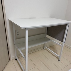 ホワイトパソコンデスク 下棚付きの画像